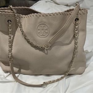 Tory Burch OS tote in excellent condition. The color is Baby pink.